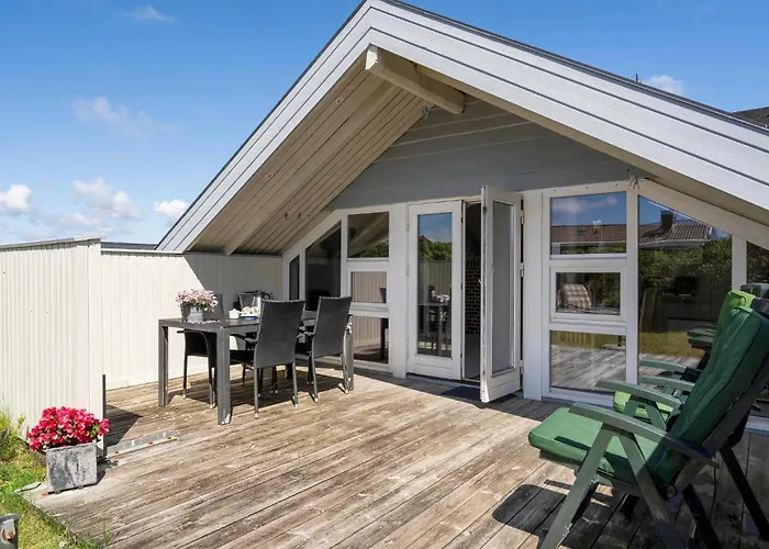 Three-bedroom In Hvide Sande Bjerregård