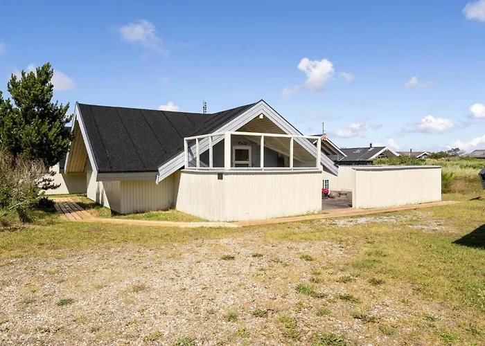 Three-bedroom In Hvide Sande Bjerregård